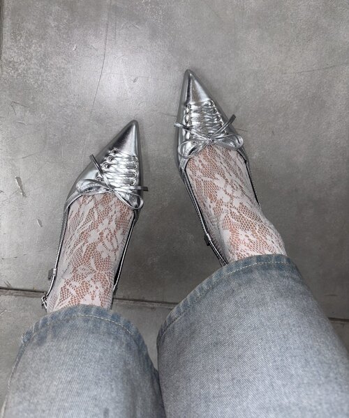 WHO'S WHO gallery（フーズフーギャラリー）の「WEB限定【HiNT/ヒント】レースアップミュール（パンプス・レディース・シルバー/ブラック・39/38）」の9枚目の写真