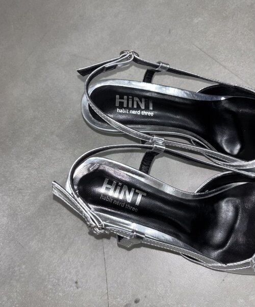 WHO'S WHO gallery（フーズフーギャラリー）の「WEB限定【HiNT/ヒント】レースアップミュール（パンプス・レディース・シルバー/ブラック・39/38）」の11枚目の写真
