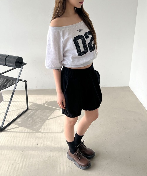 4INT.(フォイント)の「アーバン シャーリング スウェット パンプキン ショートパンツ(その他パンツ・レディース・ブラック/グレー・FREE)」の4枚目の写真