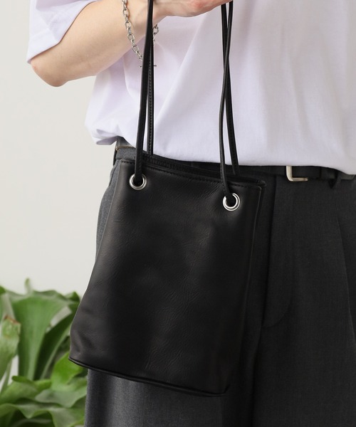 MR.OLIVE(ミスターオリーブ)の「MR.OLIVE/ミスターオリーブ IMPERMA-LEATHER 2WAY SMALL CYLINDER BAG シリンダーバッグ(ショルダーバッグ・メンズ・ブラック・FREE)」の6枚目の写真