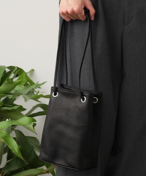 MR.OLIVE(ミスターオリーブ)の「MR.OLIVE/ミスターオリーブ IMPERMA-LEATHER 2WAY SMALL CYLINDER BAG シリンダーバッグ(ショルダーバッグ・メンズ・ブラック・FREE)」の7枚目の写真