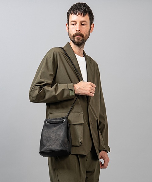 MR.OLIVE(ミスターオリーブ)の「MR.OLIVE/ミスターオリーブ IMPERMA-LEATHER 2WAY SMALL CYLINDER BAG シリンダーバッグ(ショルダーバッグ・メンズ・ブラック・FREE)」の4枚目の写真