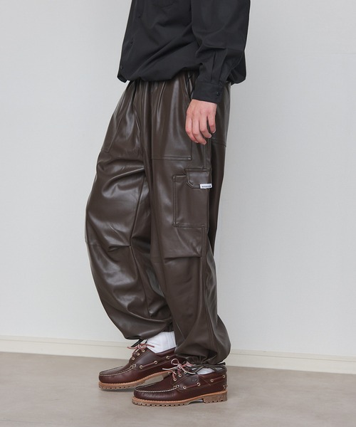 MILITARY(ミリタリー)の「【SETUP7】PU Cargo Trousers / PUレザーカーゴパンツ ワイドシルエット(カーゴパンツ・メンズ・ブラック/グレー/ブラウン・M/L)」の3枚目の写真