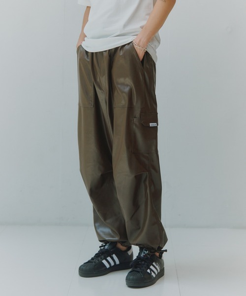 MILITARY(ミリタリー)の「【SETUP7】PU Cargo Trousers / PUレザーカーゴパンツ ワイドシルエット(カーゴパンツ・メンズ・ブラック/グレー/ブラウン・M/L)」の13枚目の写真