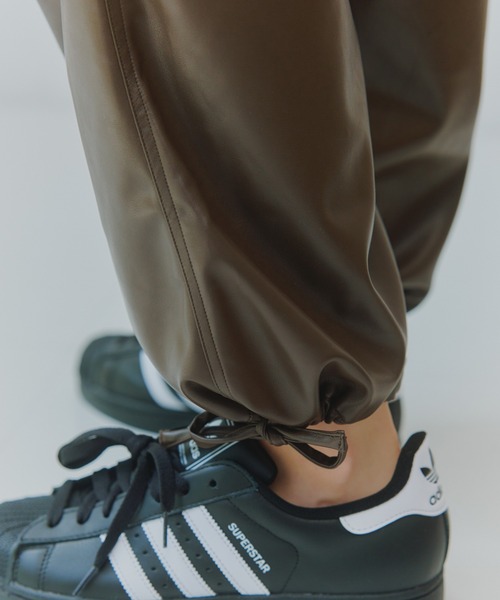 MILITARY(ミリタリー)の「【SETUP7】PU Cargo Trousers / PUレザーカーゴパンツ ワイドシルエット(カーゴパンツ・メンズ・ブラック/グレー/ブラウン・M/L)」の17枚目の写真