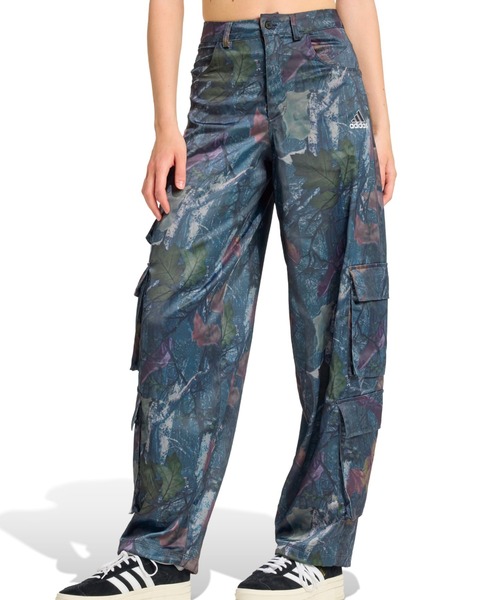 adidas(アディダス)の「adidas LEAF CAMO PRINT SATIN CARGO PANTS / アディダス リーフ カモフラージュプリント サテン カーゴパンツ(カーゴパンツ・レディース・ブラック・24inch/25inch/23inch)」の1枚目の写真