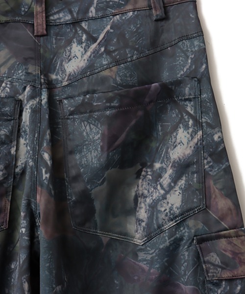 adidas(アディダス)の「adidas LEAF CAMO PRINT SATIN CARGO PANTS / アディダス リーフ カモフラージュプリント サテン カーゴパンツ(カーゴパンツ・レディース・ブラック・24inch/25inch/23inch)」の7枚目の写真