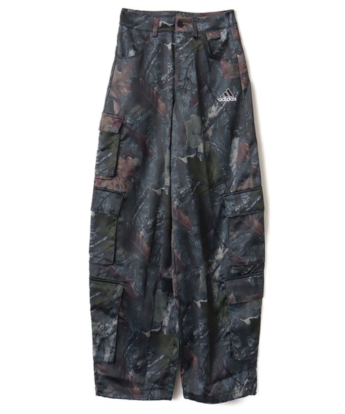 adidas(アディダス)の「adidas LEAF CAMO PRINT SATIN CARGO PANTS / アディダス リーフ カモフラージュプリント サテン カーゴパンツ(カーゴパンツ・レディース・ブラック・24inch/25inch/23inch)」の2枚目の写真