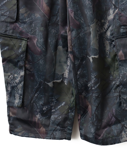 adidas(アディダス)の「adidas LEAF CAMO PRINT SATIN CARGO PANTS / アディダス リーフ カモフラージュプリント サテン カーゴパンツ(カーゴパンツ・レディース・ブラック・24inch/25inch/23inch)」の6枚目の写真