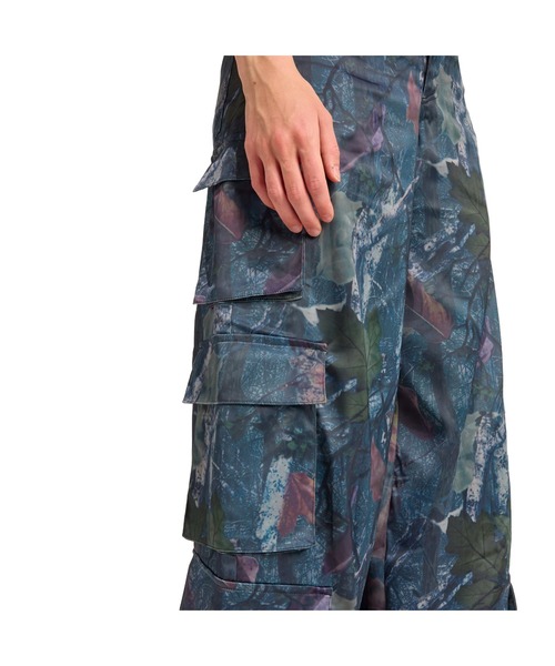 adidas(アディダス)の「adidas LEAF CAMO PRINT SATIN CARGO PANTS / アディダス リーフ カモフラージュプリント サテン カーゴパンツ(カーゴパンツ・レディース・ブラック・24inch/25inch/23inch)」の5枚目の写真