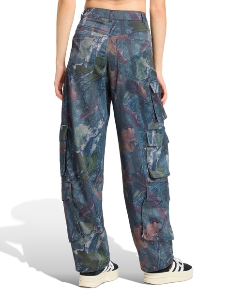 adidas(アディダス)の「adidas LEAF CAMO PRINT SATIN CARGO PANTS / アディダス リーフ カモフラージュプリント サテン カーゴパンツ(カーゴパンツ・レディース・ブラック・24inch/25inch/23inch)」の9枚目の写真