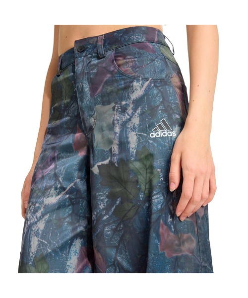 adidas(アディダス)の「adidas LEAF CAMO PRINT SATIN CARGO PANTS / アディダス リーフ カモフラージュプリント サテン カーゴパンツ(カーゴパンツ・レディース・ブラック・24inch/25inch/23inch)」の4枚目の写真
