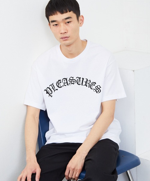 PLEASURES/プレジャーズ OLD E LOGO T-SHIRT フロントロゴ