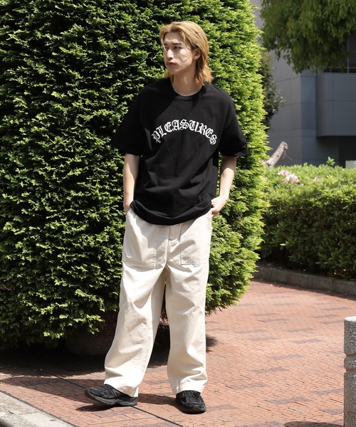 PLEASURES（プレジャー）の「PLEASURES/プレジャーズ OLD E LOGO T-SHIRT フロントロゴ オーバーサイズ 半袖Ｔシャツ オールドイングリッシュ（Tシャツ/カットソー・メンズ・グレイッシュブルー/サンドベージュ・L/XL）」の3枚目の写真