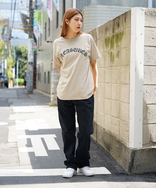 PLEASURES（プレジャー）の「PLEASURES/プレジャーズ OLD E LOGO T-SHIRT フロントロゴ オーバーサイズ 半袖Ｔシャツ オールドイングリッシュ（Tシャツ/カットソー・メンズ・グレイッシュブルー/サンドベージュ・L/XL）」の5枚目の写真