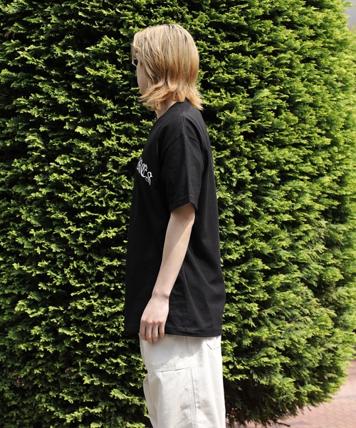 PLEASURES（プレジャー）の「PLEASURES/プレジャーズ OLD E LOGO T-SHIRT フロントロゴ オーバーサイズ 半袖Ｔシャツ オールドイングリッシュ（Tシャツ/カットソー・メンズ・グレイッシュブルー/サンドベージュ・L/XL）」の15枚目の写真