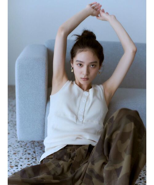 Ungrid（アングリッド）の「ヘンリーネックデザインタンクトップ（タンクトップ・レディース・アイボリー/チャコールグレー・FREE）」の3枚目の写真