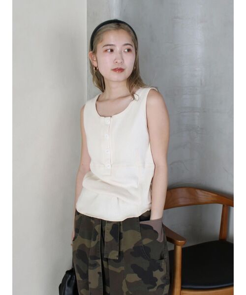 Ungrid（アングリッド）の「ヘンリーネックデザインタンクトップ（タンクトップ・レディース・アイボリー/チャコールグレー・FREE）」の13枚目の写真