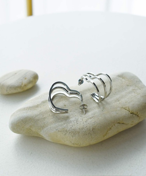 PICCIN(ピッチン)の「トリプルハートピアス(ピアス(両耳用)・レディース・ゴールド/シルバー・FREE)」の1枚目の写真