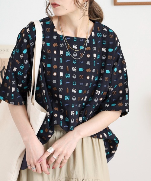 Emago(イマゴ)の「EMAGO お出かけ総柄刺繍スクエアブラウス(シャツ/ブラウス・レディース・ブラック/グレー/カーキ・FREE)」の4枚目の写真