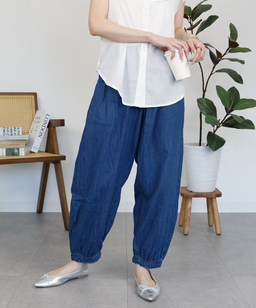 RCD（アールシーディー）の「タック入りアラジンデニムパンツ（デニムパンツ・レディース・ワンウォッシュ/ブルー・4L/3L/LL/L/M）」の2枚目の写真
