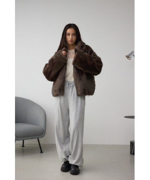 AZUL by moussy（アズールバイマウジー）の「ジップアップファーコート（ブルゾン・レディース・ブラウン/ベージュ系その他・SMALL/MEDIUM）」の5枚目の写真