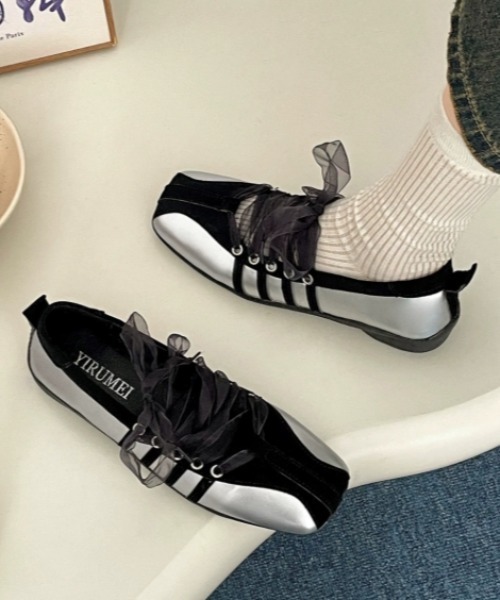 Vipoa(ヴィポア)の「square line sneaker(スニーカー・レディース・ブラック/シルバー・SMALL/MEDIUM/LARGE)」の4枚目の写真