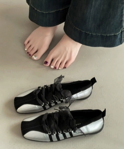 Vipoa(ヴィポア)の「square line sneaker(スニーカー・レディース・ブラック/シルバー・SMALL/MEDIUM/LARGE)」の5枚目の写真