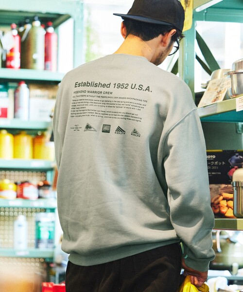 FREAK'S STORE(フリークスストア)の「限定展開 KELTY×FREAK’S STORE/ケルティ 別注 ヒストリーロゴ バックプリント クルーネックスウェット(スウェット・メンズ・ブラック/アッシュグレー/スミクロ/グレイッシュベージュ・SMALL/LARGE/MEDIUM)」の4枚目の写真