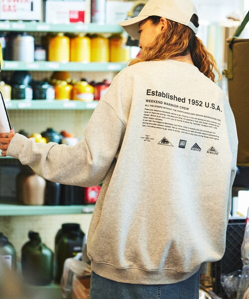 FREAK'S STORE(フリークスストア)の「限定展開 KELTY×FREAK’S STORE/ケルティ 別注 ヒストリーロゴ バックプリント クルーネックスウェット(スウェット・メンズ・ブラック/アッシュグレー/スミクロ/グレイッシュベージュ・SMALL/LARGE/MEDIUM)」の1枚目の写真