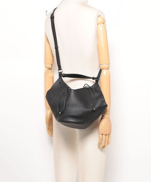 NiiNa(ニーナ)の「【 NiiNa / ニーナ 】高品質牛革2WAYソフトレザーバケットバッグ(インナーポーチ付き)(ショルダーバッグ・レディース・ブラック/ホワイト/イエロー・FREE)」の21枚目の写真