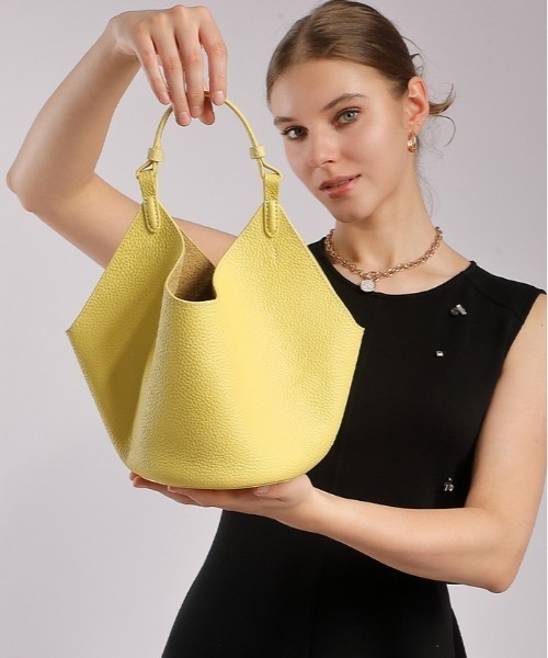NiiNa(ニーナ)の「【 NiiNa / ニーナ 】高品質牛革2WAYソフトレザーバケットバッグ(インナーポーチ付き)(ショルダーバッグ・レディース・ブラック/ホワイト/イエロー・FREE)」の3枚目の写真