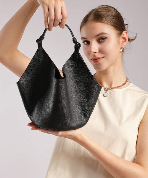 NiiNa(ニーナ)の「【 NiiNa / ニーナ 】高品質牛革2WAYソフトレザーバケットバッグ(インナーポーチ付き)(ショルダーバッグ・レディース・ブラック/ホワイト/イエロー・FREE)」の2枚目の写真