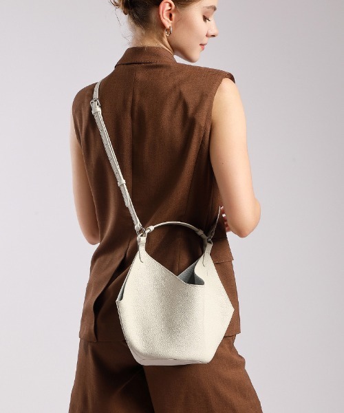 NiiNa(ニーナ)の「【 NiiNa / ニーナ 】高品質牛革2WAYソフトレザーバケットバッグ(インナーポーチ付き)(ショルダーバッグ・レディース・ブラック/ホワイト/イエロー・FREE)」の4枚目の写真