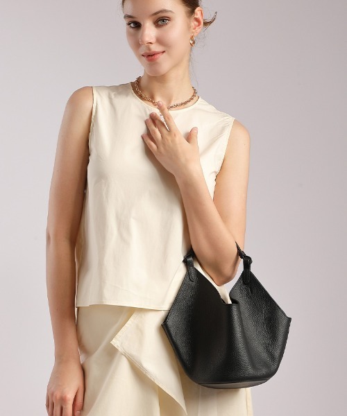 NiiNa(ニーナ)の「【 NiiNa / ニーナ 】高品質牛革2WAYソフトレザーバケットバッグ(インナーポーチ付き)(ショルダーバッグ・レディース・ブラック/ホワイト/イエロー・FREE)」の5枚目の写真