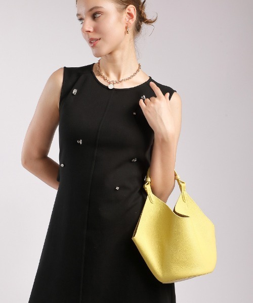 NiiNa(ニーナ)の「【 NiiNa / ニーナ 】高品質牛革2WAYソフトレザーバケットバッグ(インナーポーチ付き)(ショルダーバッグ・レディース・ブラック/ホワイト/イエロー・FREE)」の6枚目の写真