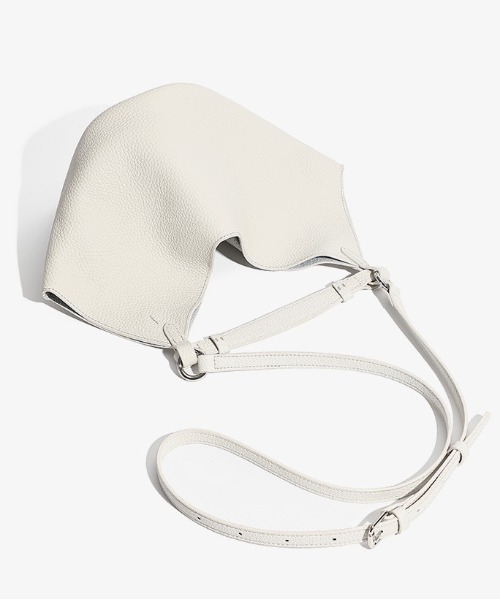 NiiNa(ニーナ)の「【 NiiNa / ニーナ 】高品質牛革2WAYソフトレザーバケットバッグ(インナーポーチ付き)(ショルダーバッグ・レディース・ブラック/ホワイト/イエロー・FREE)」の8枚目の写真
