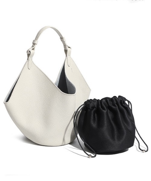 NiiNa(ニーナ)の「【 NiiNa / ニーナ 】高品質牛革2WAYソフトレザーバケットバッグ(インナーポーチ付き)(ショルダーバッグ・レディース・ブラック/ホワイト/イエロー・FREE)」の11枚目の写真