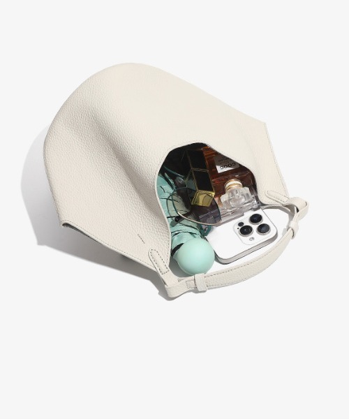 NiiNa(ニーナ)の「【 NiiNa / ニーナ 】高品質牛革2WAYソフトレザーバケットバッグ(インナーポーチ付き)(ショルダーバッグ・レディース・ブラック/ホワイト/イエロー・FREE)」の12枚目の写真
