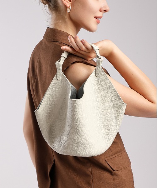 NiiNa(ニーナ)の「【 NiiNa / ニーナ 】高品質牛革2WAYソフトレザーバケットバッグ(インナーポーチ付き)(ショルダーバッグ・レディース・ブラック/ホワイト/イエロー・FREE)」の13枚目の写真