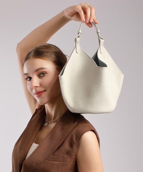 NiiNa(ニーナ)の「【 NiiNa / ニーナ 】高品質牛革2WAYソフトレザーバケットバッグ(インナーポーチ付き)(ショルダーバッグ・レディース・ブラック/ホワイト/イエロー・FREE)」の14枚目の写真