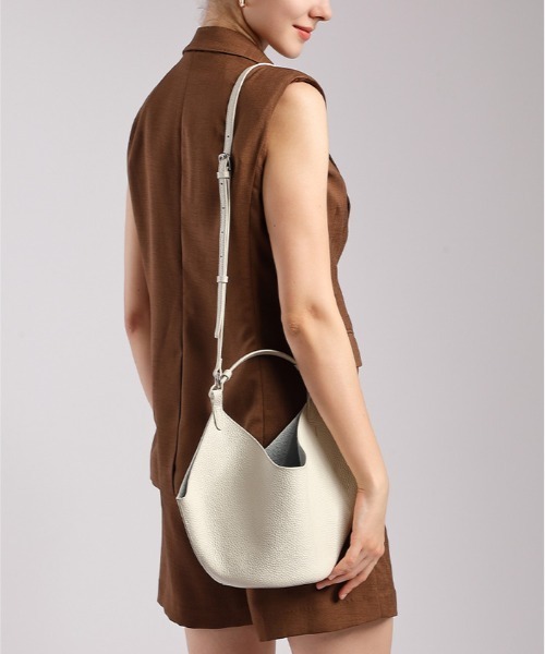 NiiNa(ニーナ)の「【 NiiNa / ニーナ 】高品質牛革2WAYソフトレザーバケットバッグ(インナーポーチ付き)(ショルダーバッグ・レディース・ブラック/ホワイト/イエロー・FREE)」の15枚目の写真