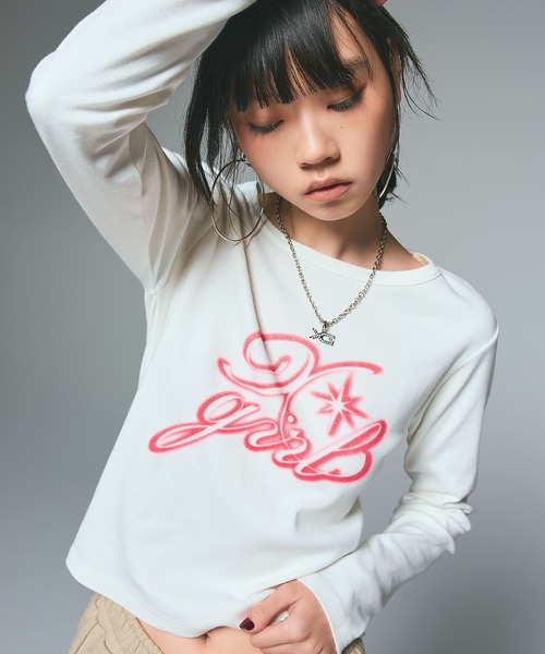 X-girl（エックスガール）の「SPRAY LOGO L/S TOP（Tシャツ/カットソー・レディース・ブラック/ホワイト/ベージュ・S/M）」の2枚目の写真