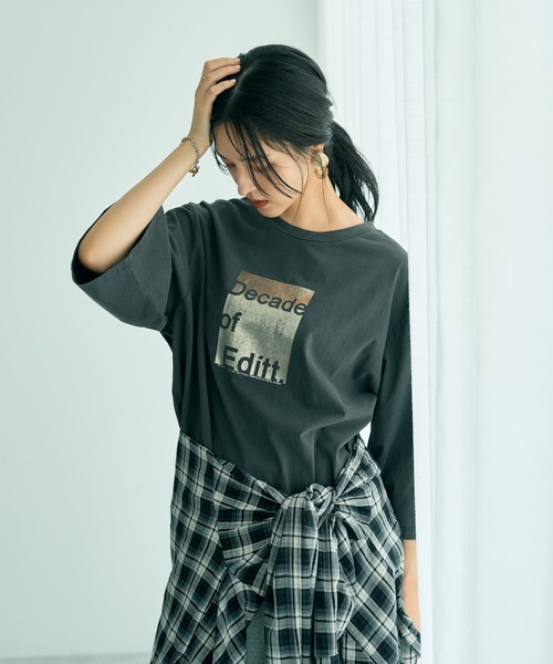 Editt by YECCA VECCA（エディットバイイェッカヴェッカ）の「ヴィンテージ風箔プリントロゴTee（Tシャツ/カットソー・レディース・ダークベージュ/グレー・FREE）」の2枚目の写真