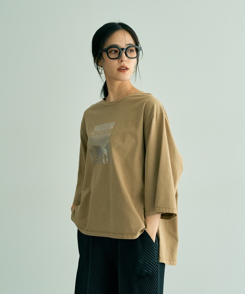 Editt by YECCA VECCA（エディットバイイェッカヴェッカ）の「ヴィンテージ風箔プリントロゴTee（Tシャツ/カットソー・レディース・ダークベージュ/グレー・FREE）」の3枚目の写真