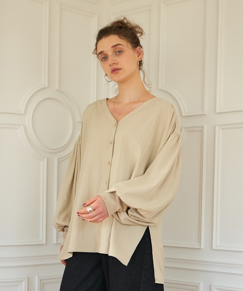 Brown&Street(ブラウンアンドストリート)の「Vネックボリュームスリーブトップス(シャツ/ブラウス・レディース・ベージュ/ブラック・FREE)」の3枚目の写真
