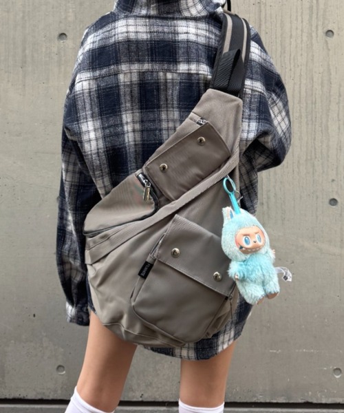 lilful(リルフル)の「【A4収納可能!】ナイロンワンショルダー 多機能ボディバッグ(ショルダーバッグ・メンズ・ブラック/グレー・F)」の2枚目の写真