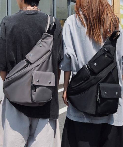 lilful(リルフル)の「【A4収納可能!】ナイロンワンショルダー 多機能ボディバッグ(ショルダーバッグ・メンズ・ブラック/グレー・F)」の4枚目の写真