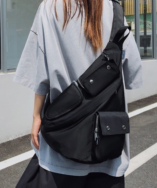 lilful(リルフル)の「【A4収納可能!】ナイロンワンショルダー 多機能ボディバッグ(ショルダーバッグ・メンズ・ブラック/グレー・F)」の6枚目の写真
