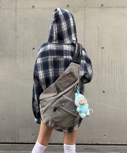 lilful(リルフル)の「【A4収納可能!】ナイロンワンショルダー 多機能ボディバッグ(ショルダーバッグ・メンズ・ブラック/グレー・F)」の10枚目の写真